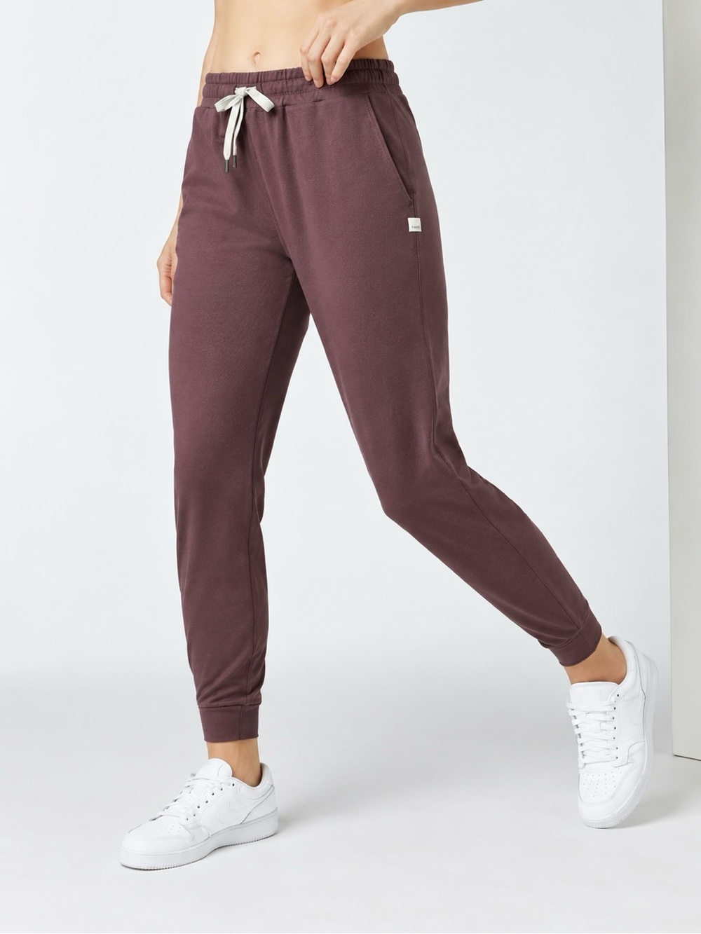 Vuori Women’s Performance Joggers Size M Burgundy Plum Drawstring Pants